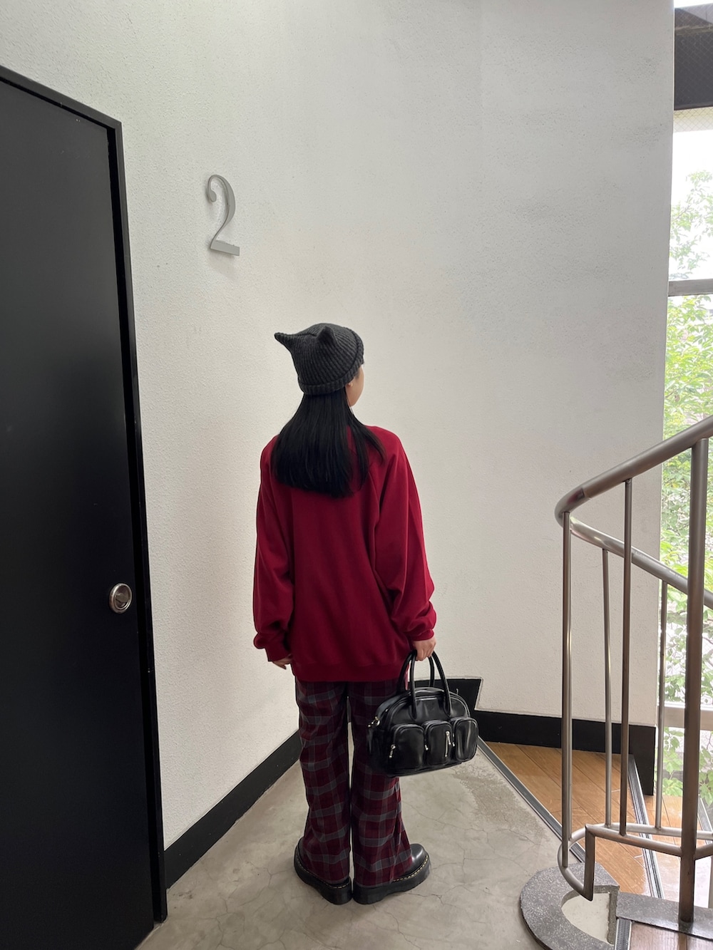 レッド系のスウェット、レッド系のその他パンツ、ブラック系のその他シューズを着用したレディースの秋コーディネートの4枚目の写真