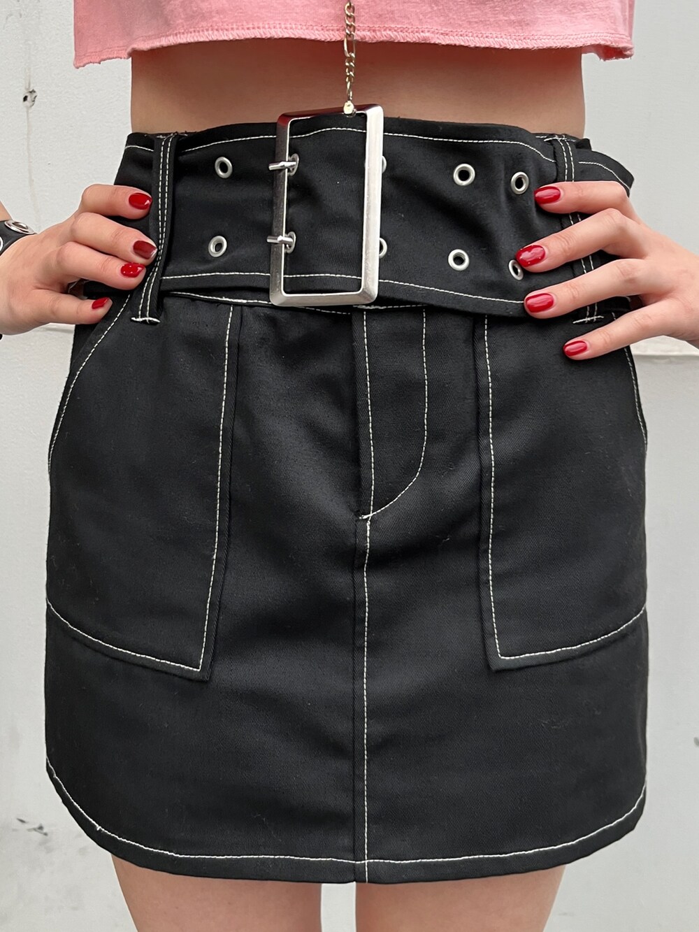 ブラック系のTシャツ/カットソー、ピンク系のTシャツ/カットソー、ブラック系のブーツを着用したレディースの冬コーディネートの7枚目の写真