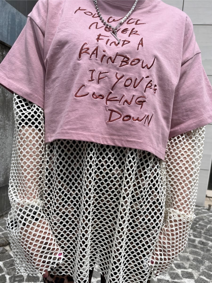 その他のその他パンツ、ホワイト系のTシャツ/カットソー、ブラック系のその他シューズを着用したレディースの春コーディネートの7枚目の写真