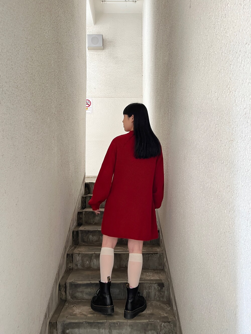 グレー系のテーラードジャケット、レッド系のワンピース、ブラック系のその他シューズを着用したレディースの秋コーディネートの5枚目の写真
