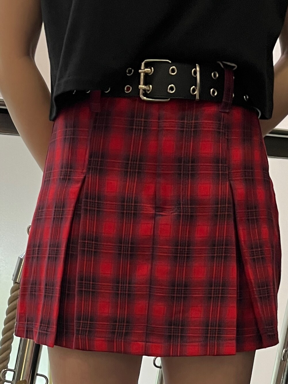 ブラック系のタンクトップ、レッド系のその他パンツ、ブラック系のブーツを着用したレディースの夏コーディネートの7枚目の写真