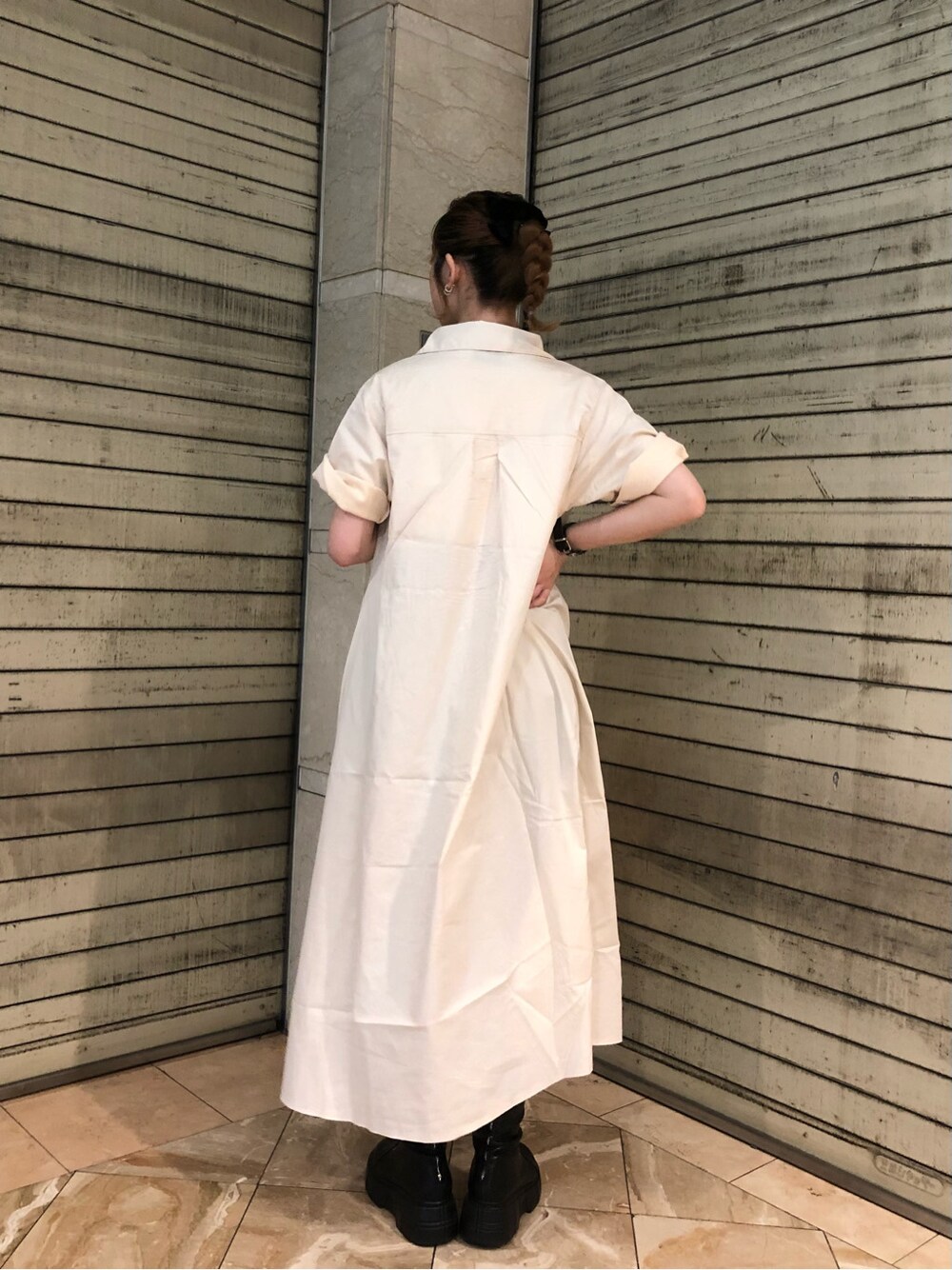 ホワイト系のワンピースを着用したレディースの夏コーディネートの4枚目の写真