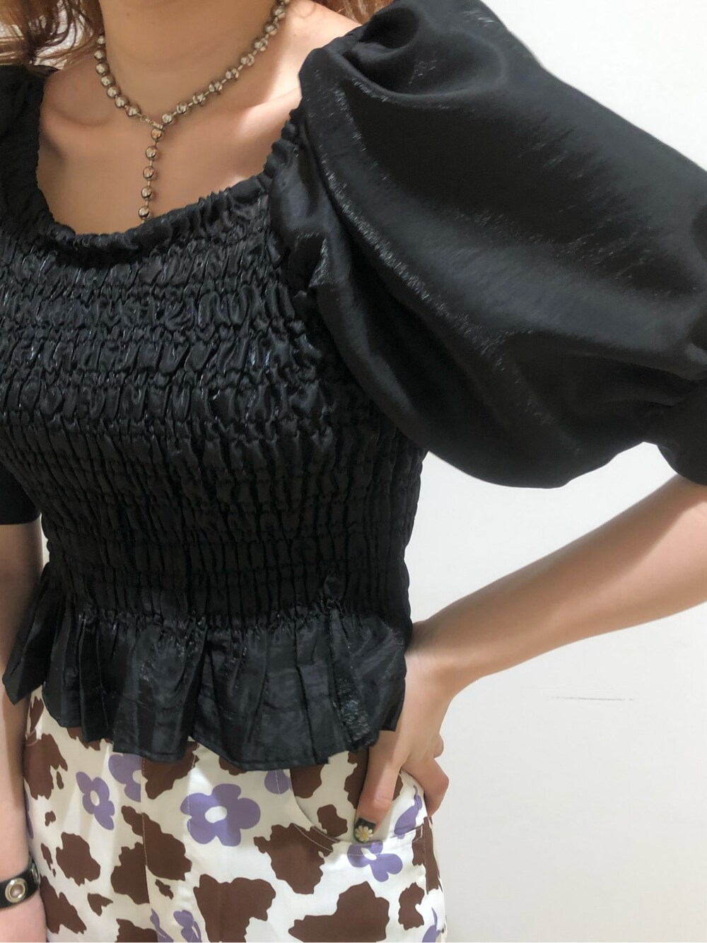 ブラック系のシャツ/ブラウス、ホワイト系のその他パンツ、パープル系のショルダーバッグを着用したレディースの春コーディネートの5枚目の写真