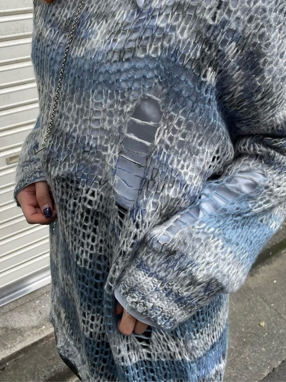 グレー系のシャツワンピース、グレー系のニット/セーターを着用したレディースの秋コーディネートの4枚目の写真