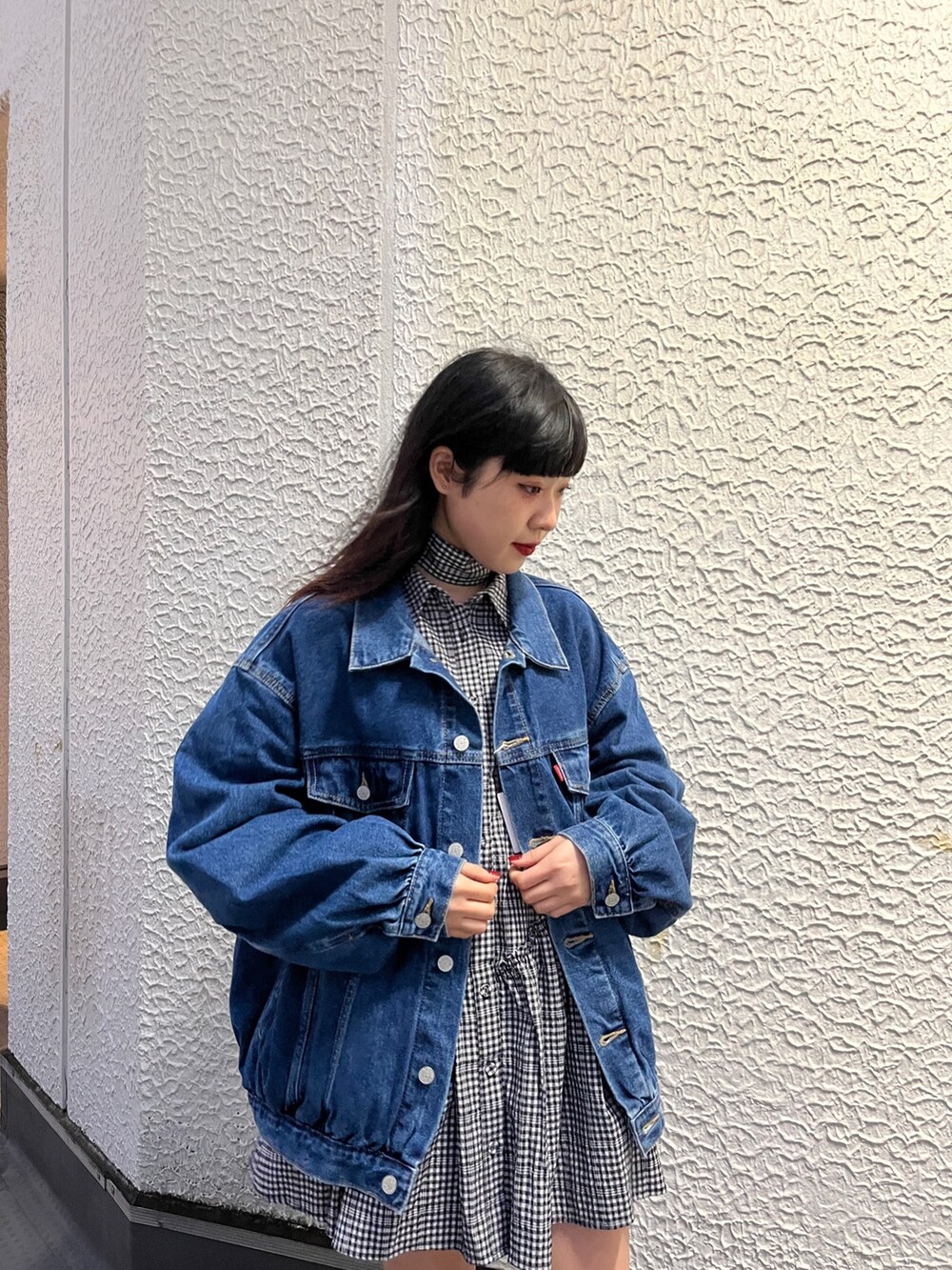 その他のシャツ/ブラウス、ブラック系のブーツ、ブルー系のデニムジャケットを着用したレディースの冬コーディネートの4枚目の写真