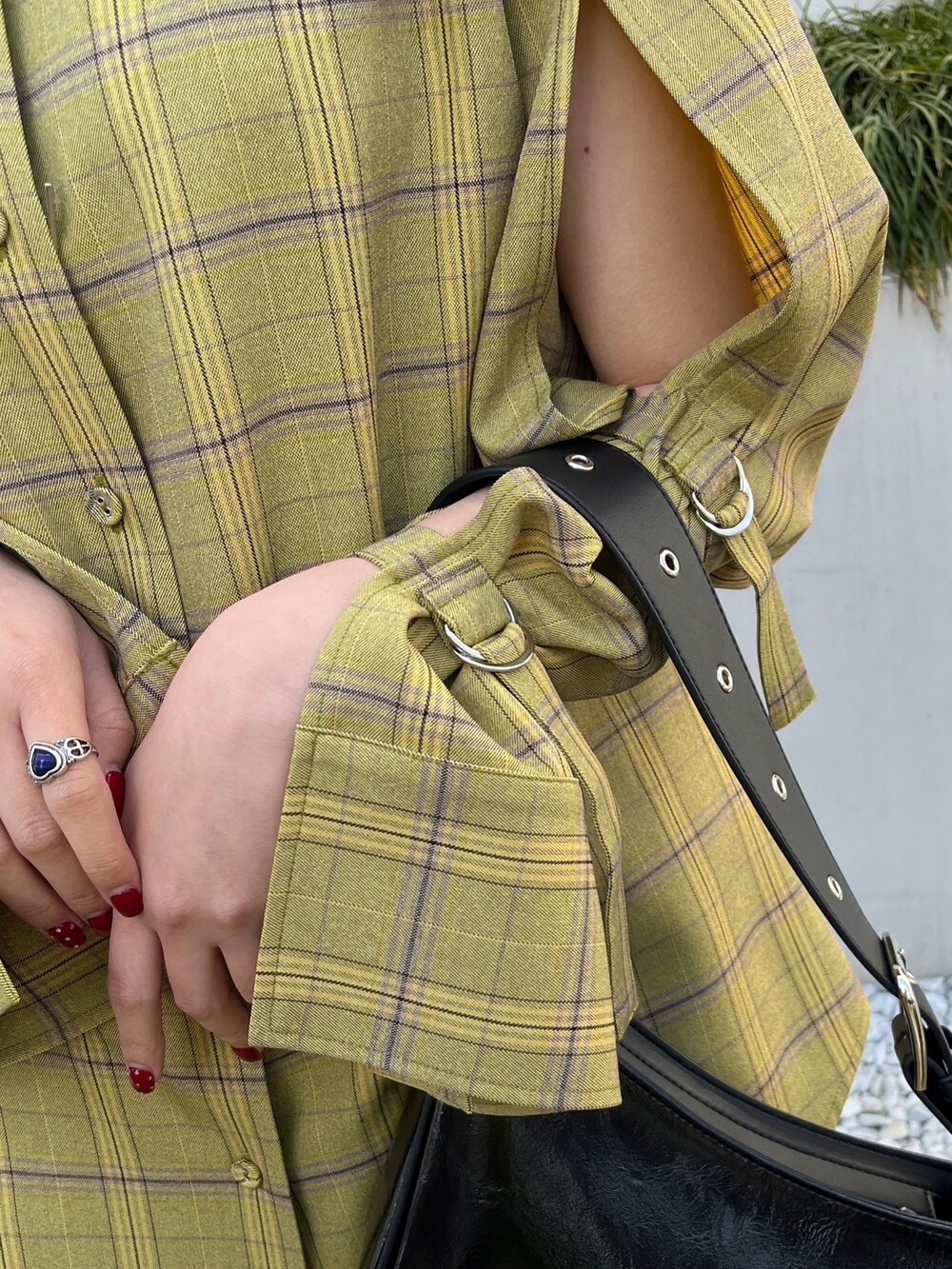 ブルー系のハンドバッグ、ブラック系のブーツ、その他のシャツ/ブラウスを着用したレディースの春コーディネートの4枚目の写真