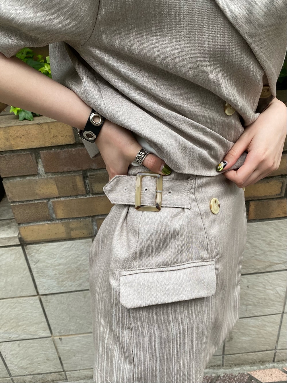 ホワイト系のセットアップを着用したレディースの夏コーディネートの4枚目の写真