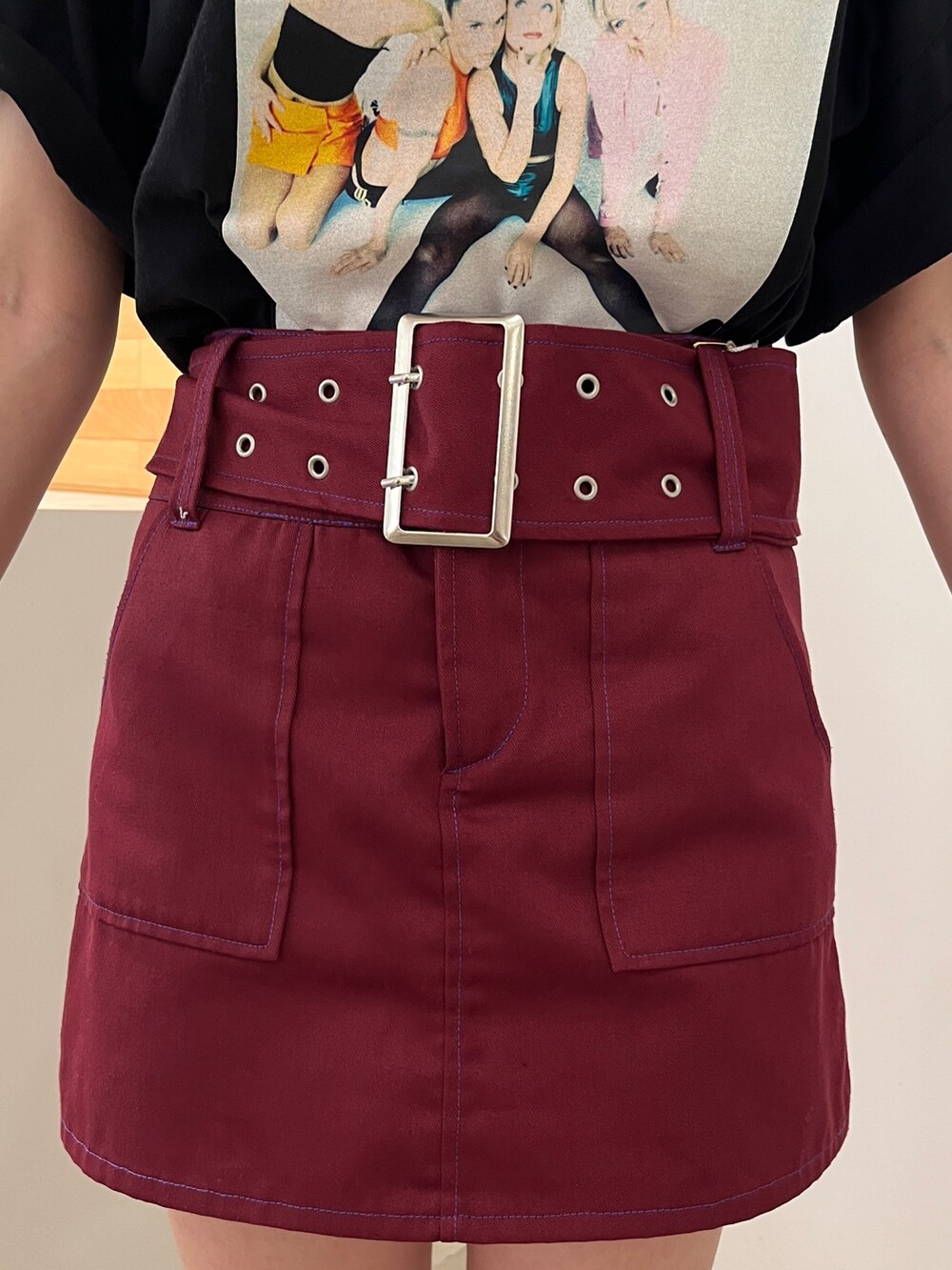 ブラック系のその他パンツ、ブラック系のブーツ、ブラック系のTシャツ/カットソーを着用したレディースの春コーディネートの6枚目の写真