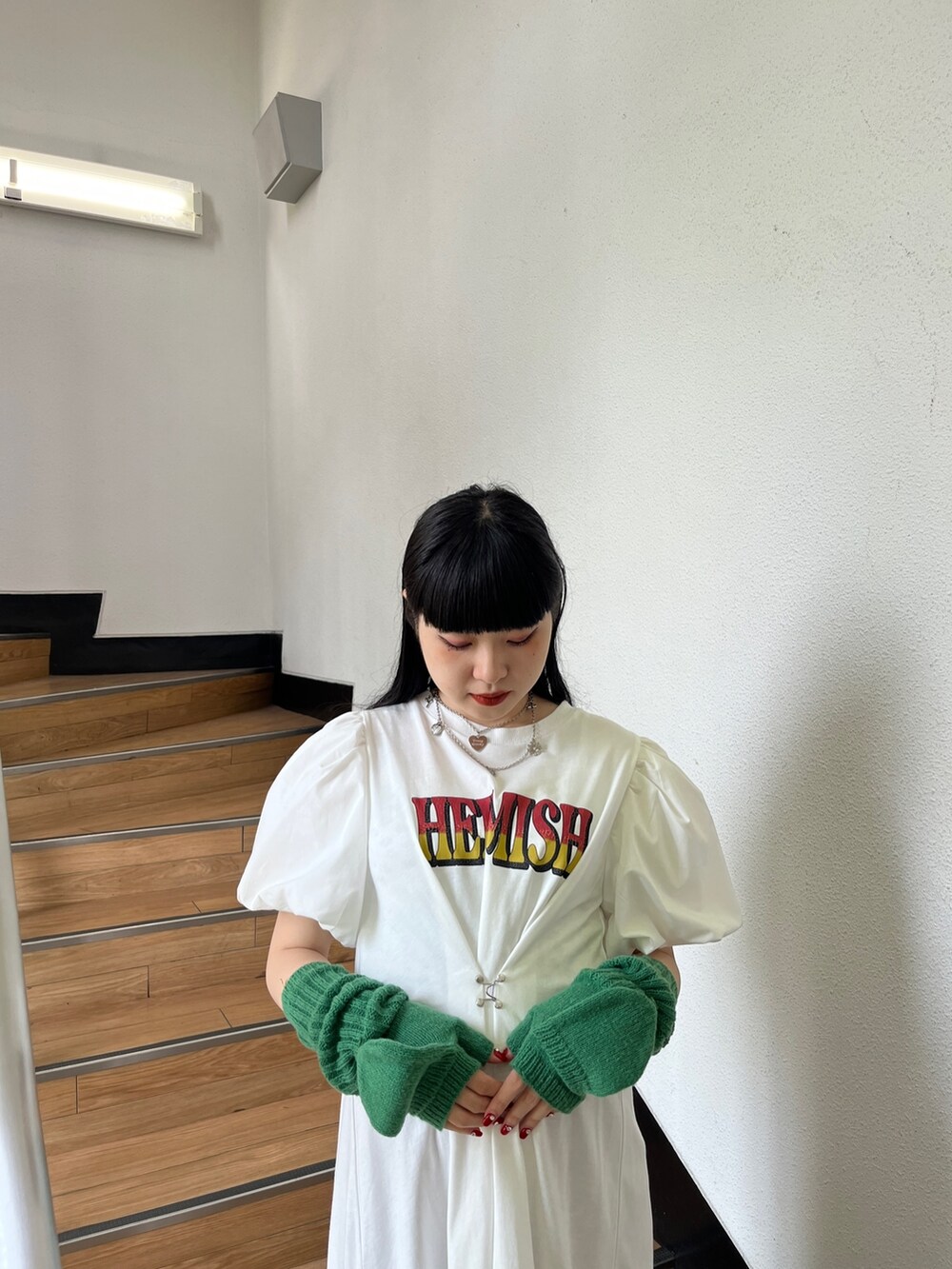 ホワイト系のワンピース、ブラック系のその他シューズ、ブラック系のアームカバーを着用したレディースの秋コーディネートの4枚目の写真