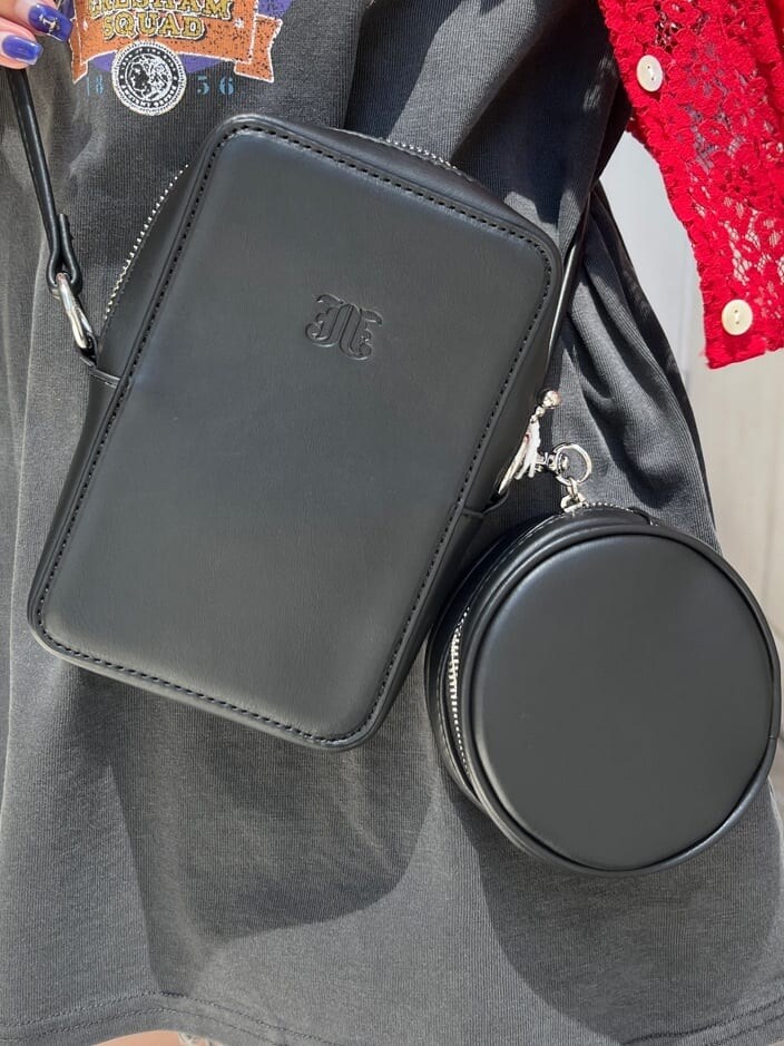 ブラック系のブーツ、ブラック系のデニムパンツ、レッド系のシャツ/ブラウスを着用したレディースの夏コーディネートの8枚目の写真