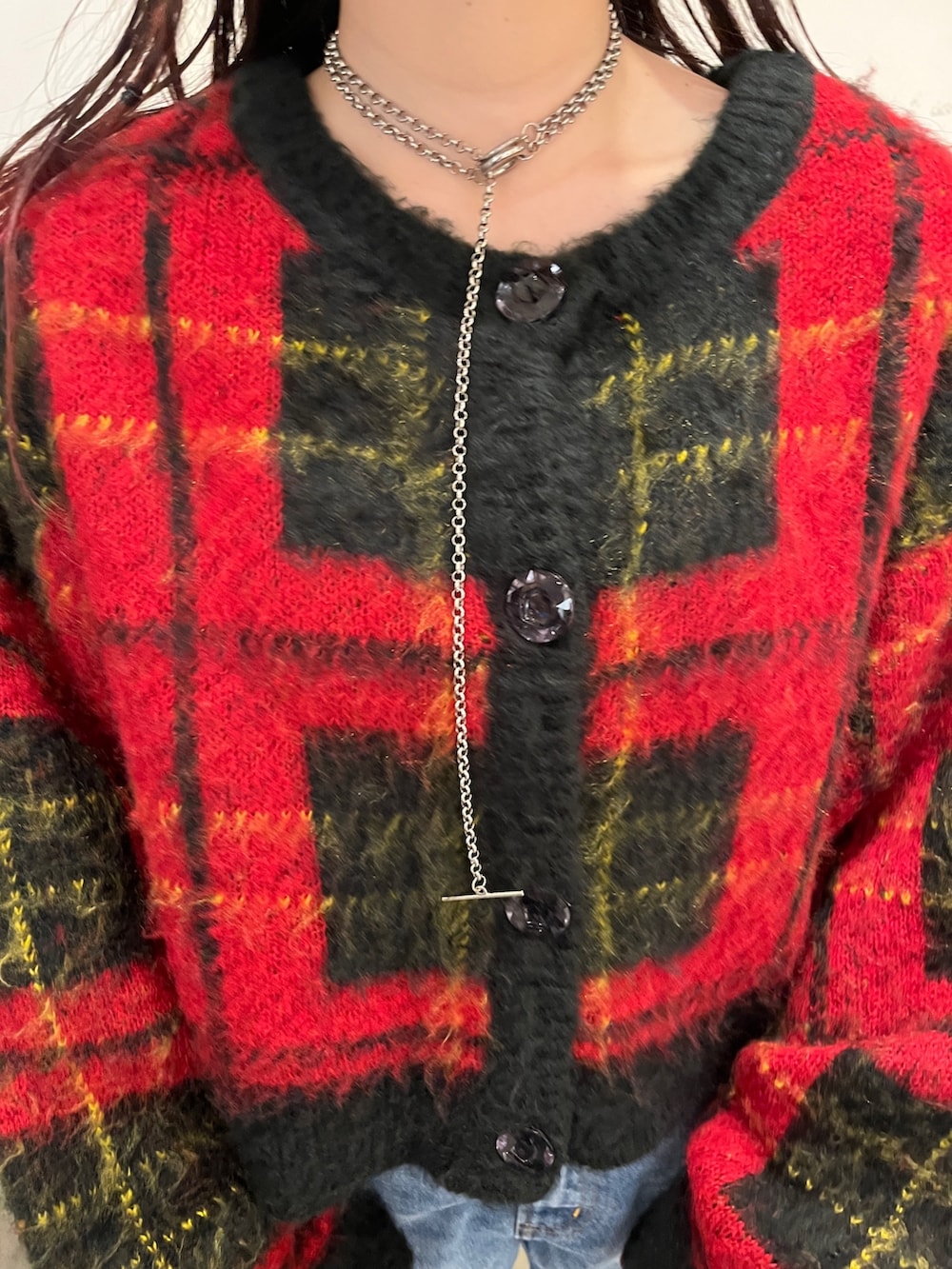 ブラック系のその他シューズ、レッド系のカーディガン/ボレロ、ブルー系のデニムパンツを着用したレディースの秋コーディネートの5枚目の写真