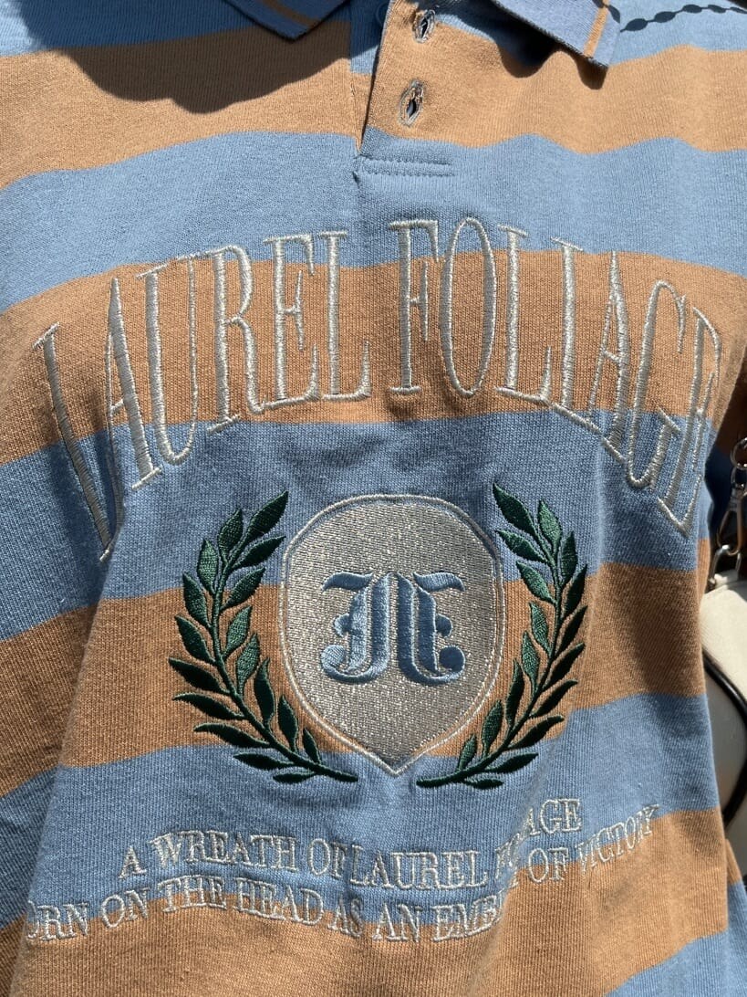 ブラック系のブーツ、ブルー系のその他パンツ、ホワイト系のボストンバッグを着用したレディースの春コーディネートの6枚目の写真