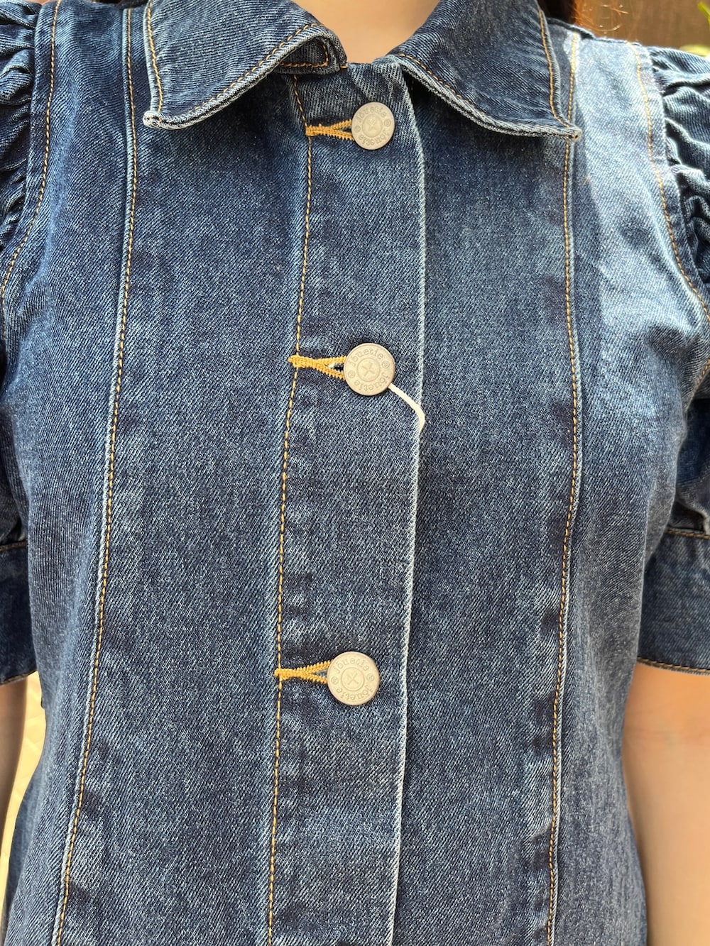 ホワイト系のショルダーバッグ、ブラック系のブーツ、ブルー系のワンピースを着用したレディースの春コーディネートの5枚目の写真