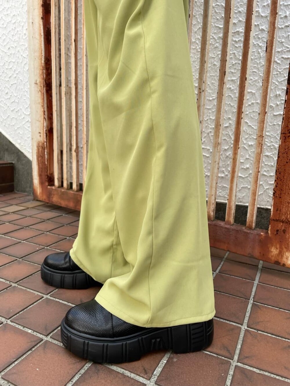 グリーン系のスラックス、ホワイト系のシャツ/ブラウス、グリーン系のテーラードジャケットを着用したレディースの春コーディネートの6枚目の写真