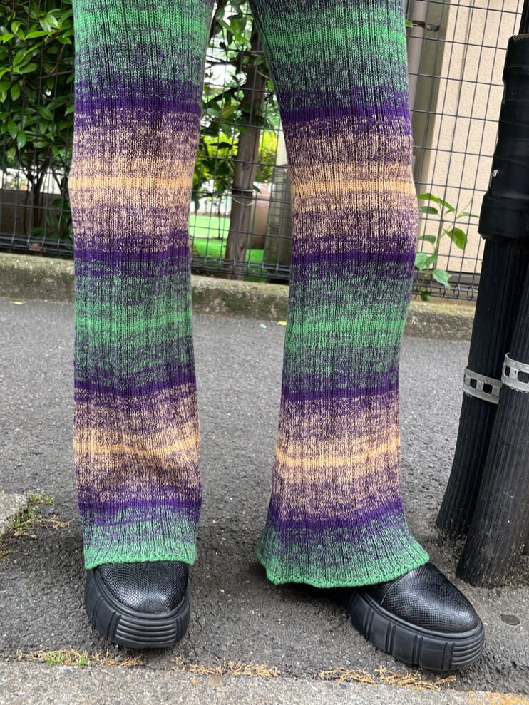 ブラック系のブーツ、グリーン系のその他パンツ、ホワイト系のTシャツ/カットソーを着用したレディースの夏コーディネートの8枚目の写真