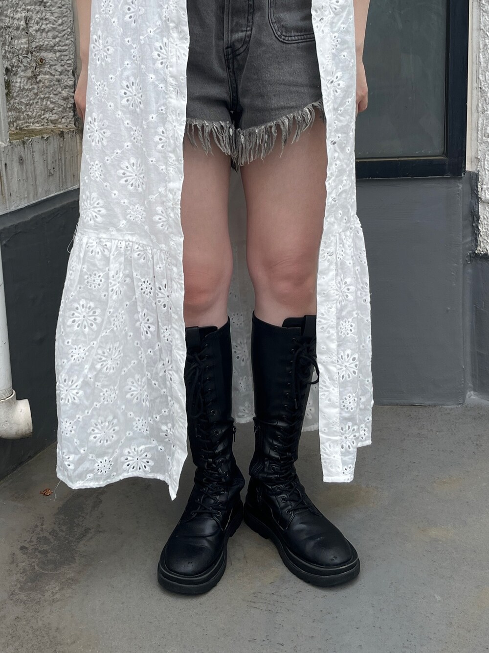 ホワイト系のワンピース、その他のキャミソール、ブラック系のブーツを着用したレディースの夏コーディネートの8枚目の写真