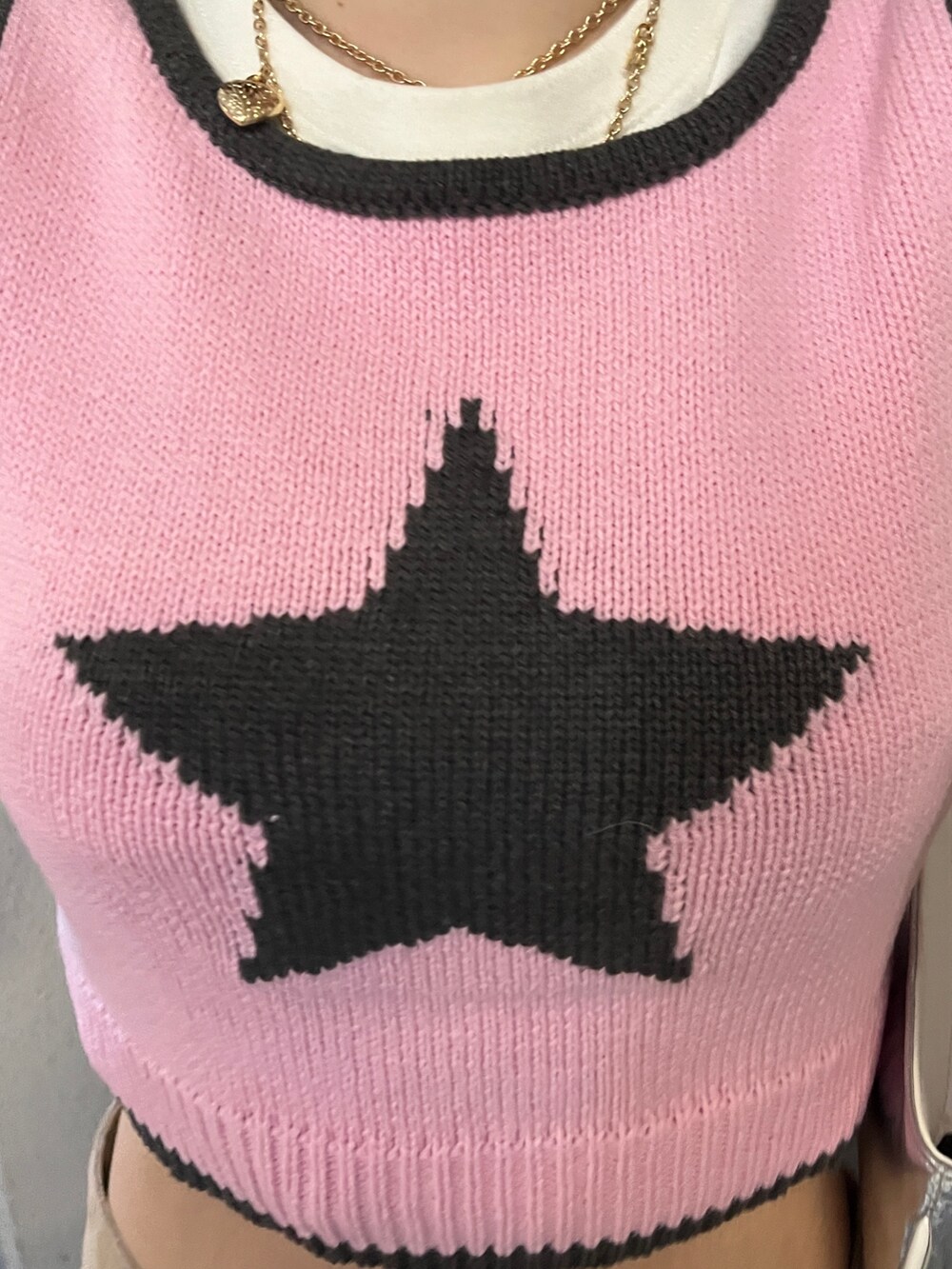 ブラック系のデニムパンツ、ブルー系のハンドバッグ、ホワイト系のTシャツ/カットソーを着用したレディースの春コーディネートの7枚目の写真