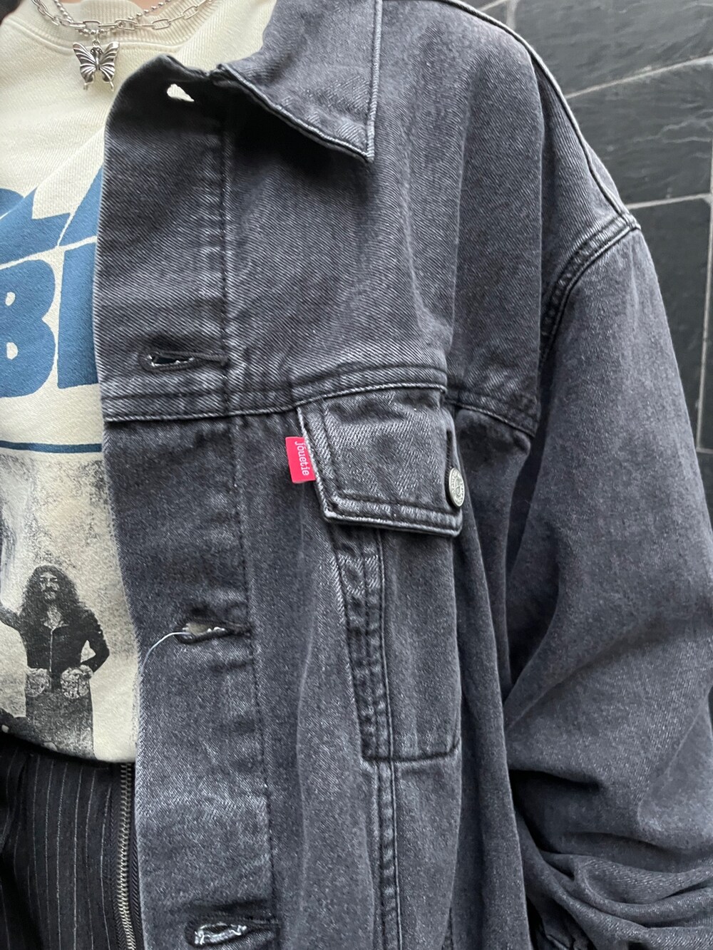 ブラック系のブーツ、グレー系のその他パンツ、ブラック系のデニムジャケットを着用したレディースの冬コーディネートの6枚目の写真