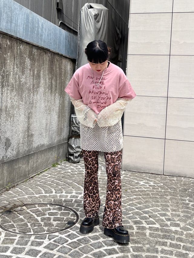 その他のその他パンツ、ホワイト系のTシャツ/カットソー、ブラック系のその他シューズを着用したレディースの春コーディネートの2枚目の写真