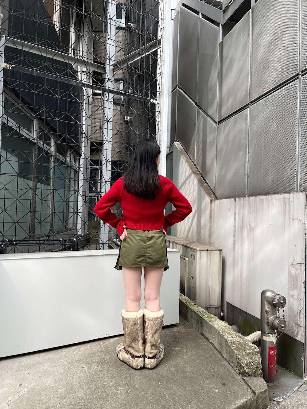 ピンク系のその他パンツ、その他のタンクトップ、ホワイト系のブーツを着用したレディースの夏コーディネートの3枚目の写真