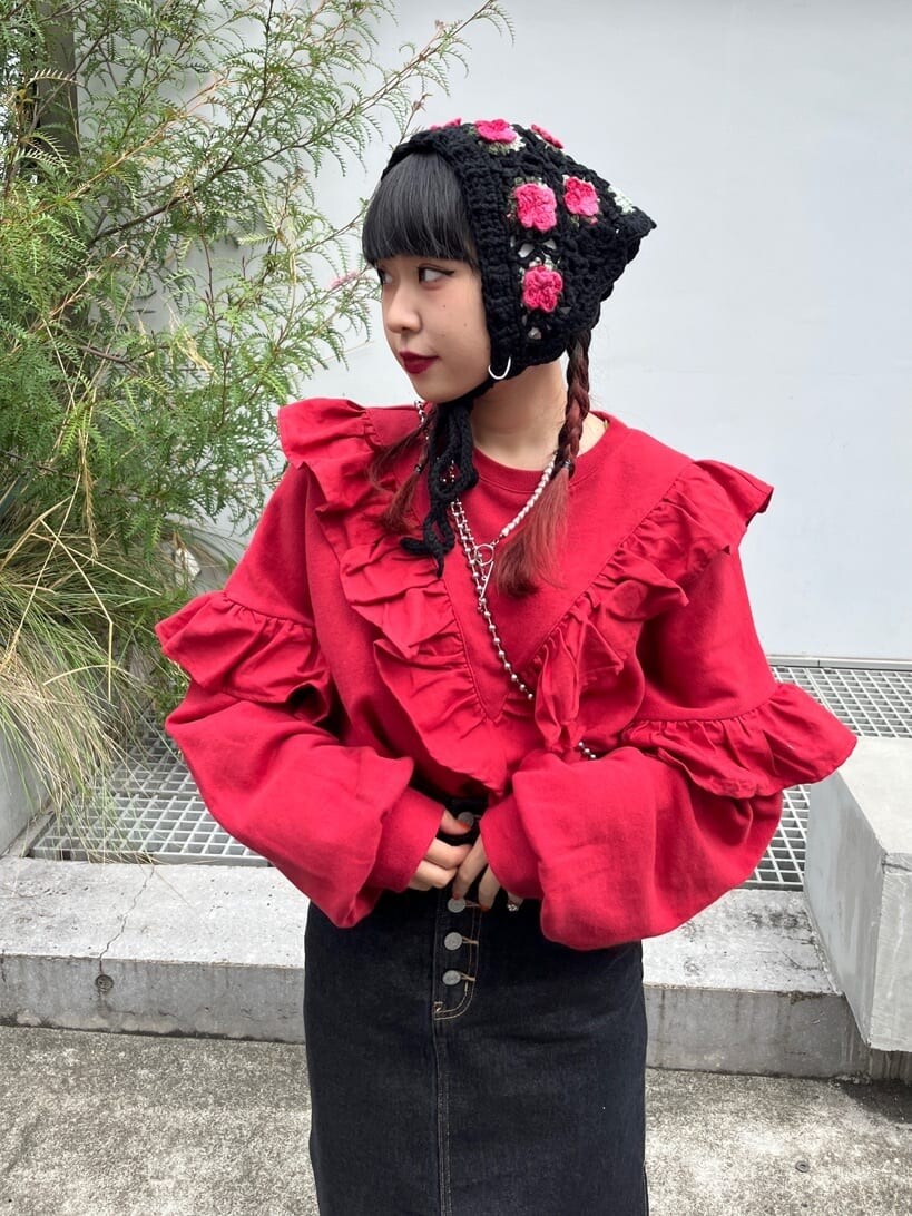 ホワイト系のハンドバッグ、ブラック系のデニムスカート、レッド系のTシャツ/カットソーを着用したレディースの秋コーディネートの2枚目の写真