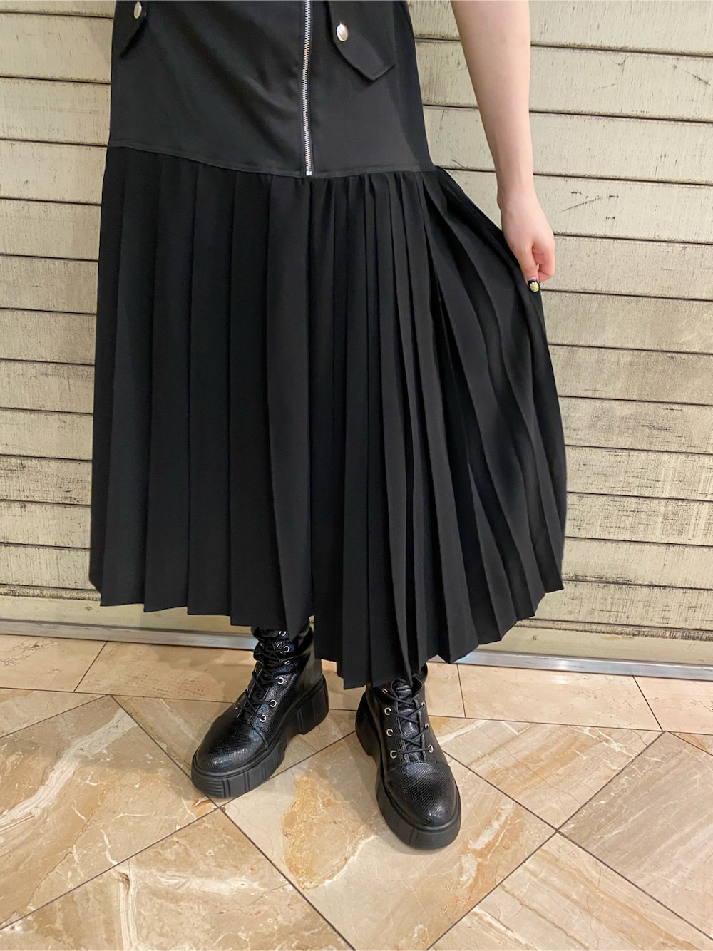 ブラック系のスカート、ブラック系のニット/セーターを着用したレディースの夏コーディネートの4枚目の写真