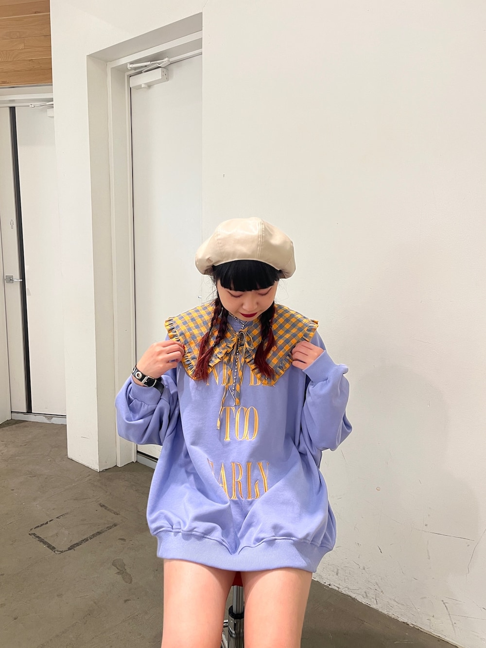 ブラック系のブーツ、パープル系のスウェット、ホワイト系のハンチング/ベレー帽を着用したレディースの秋コーディネートの4枚目の写真