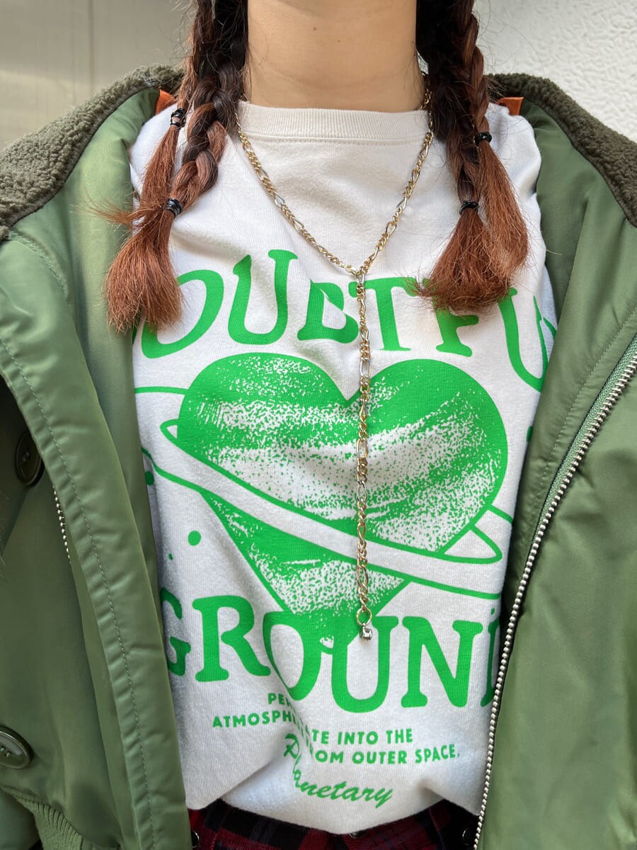 パープル系のその他アウター、ホワイト系のTシャツ/カットソー、ピンク系のハンチング/ベレー帽を着用したレディースの秋コーディネートの5枚目の写真