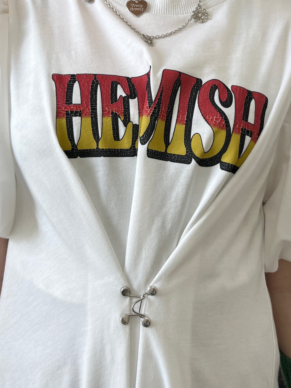 ホワイト系のワンピース、ブラック系のその他シューズ、ブラック系のアームカバーを着用したレディースの秋コーディネートの5枚目の写真