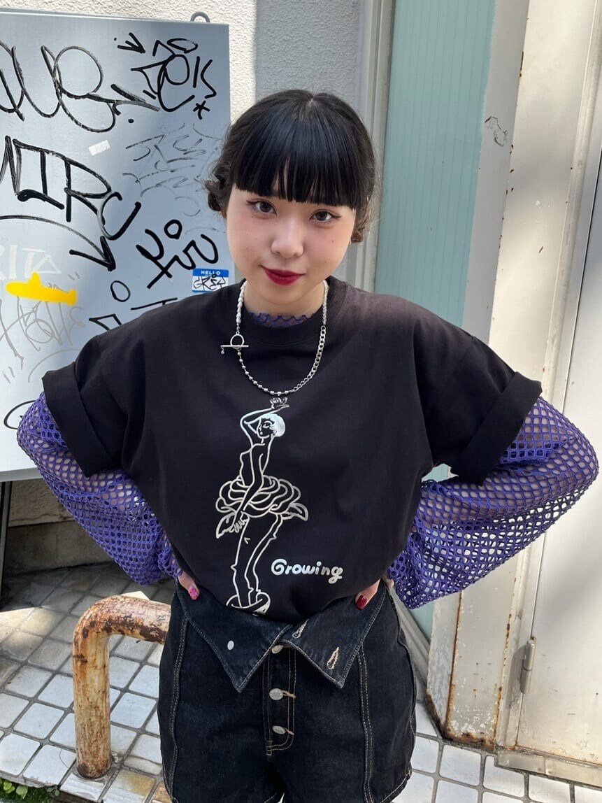 ブラック系のTシャツ/カットソー、ブラック系のブーツ、ブラック系のデニムパンツを着用したレディースの春コーディネートの2枚目の写真
