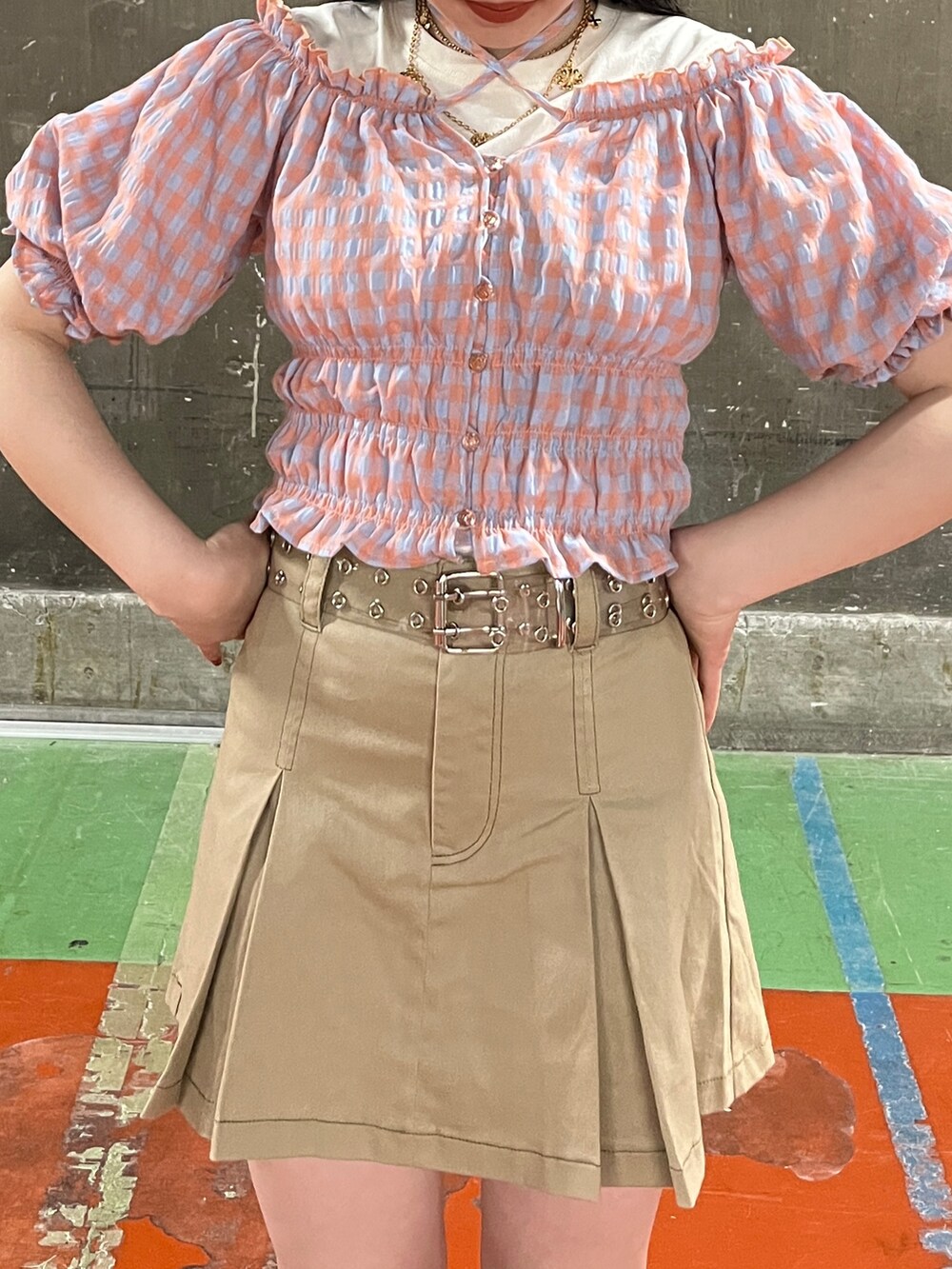 ベージュ系のその他パンツ、ブラック系のブーツ、ホワイト系のTシャツ/カットソーを着用したレディースの夏コーディネートの3枚目の写真