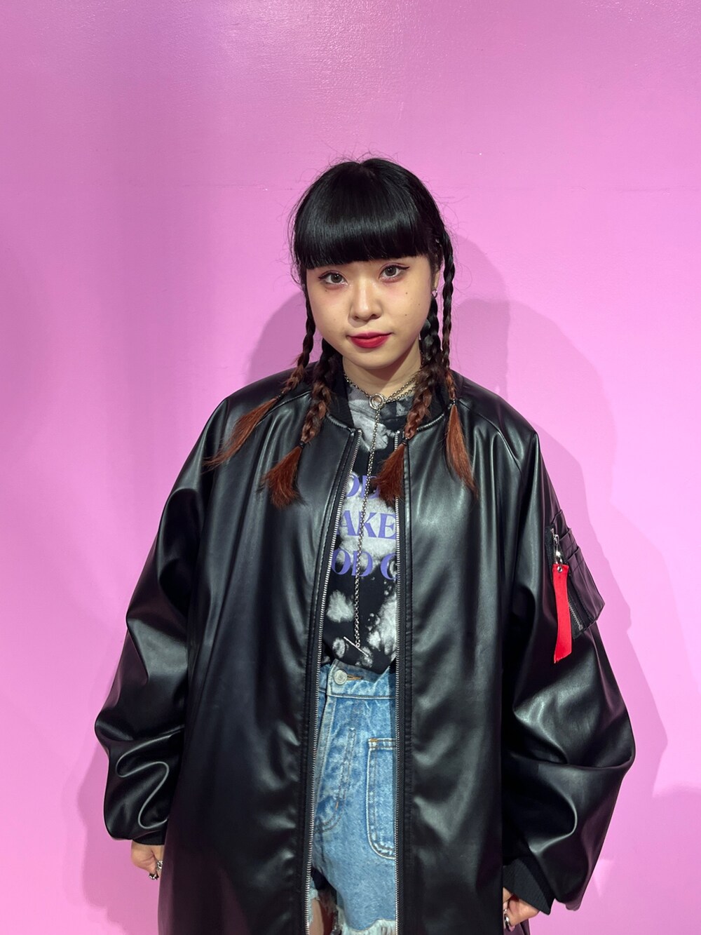 ブラック系のデニムパンツ、その他のMA-1、パープル系のスウェットを着用したレディースの秋コーディネートの5枚目の写真