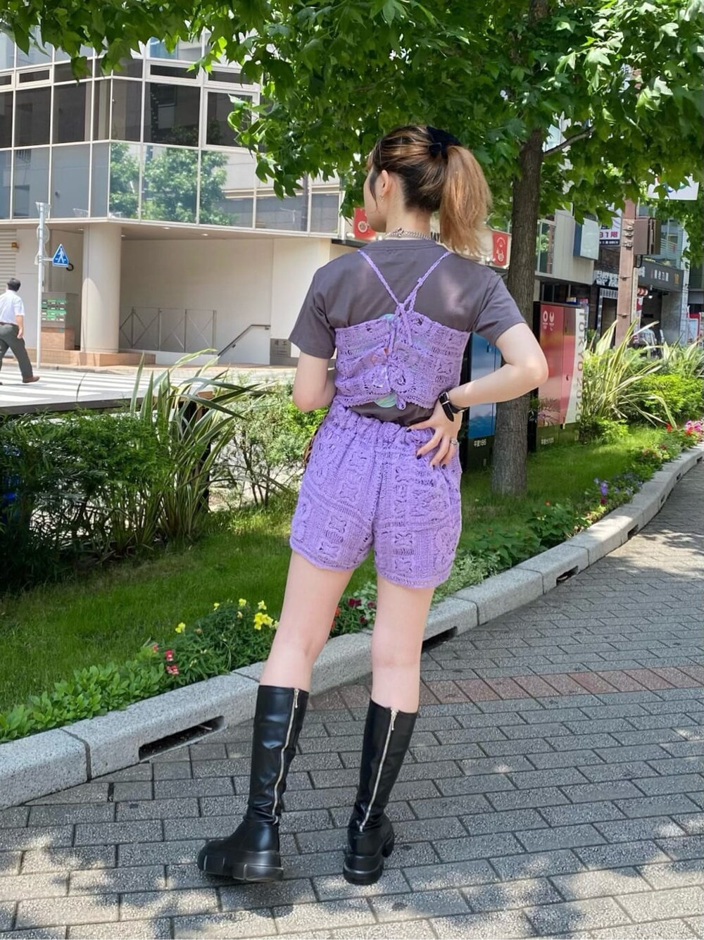 パープル系のその他パンツ、パープル系のキャミソールを着用したレディースの夏コーディネートの3枚目の写真