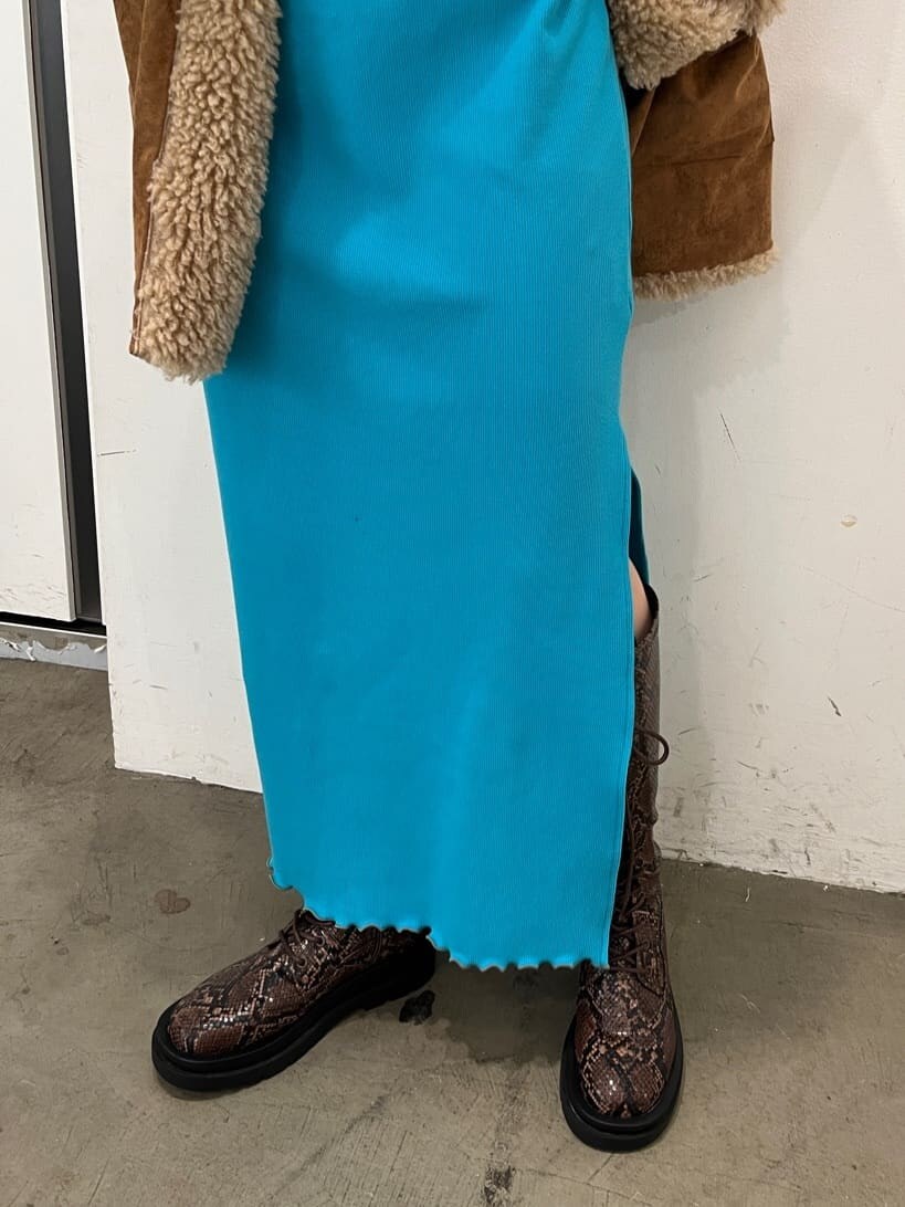 ブラウン系のその他アウター、ブルー系のワンピース、ホワイト系のTシャツ/カットソーを着用したレディースの秋コーディネートの9枚目の写真