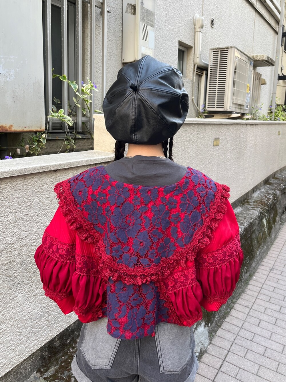 ブラック系のブーツ、ブルー系のデニムパンツ、ブラック系のTシャツ/カットソーを着用したレディースの春コーディネートの7枚目の写真