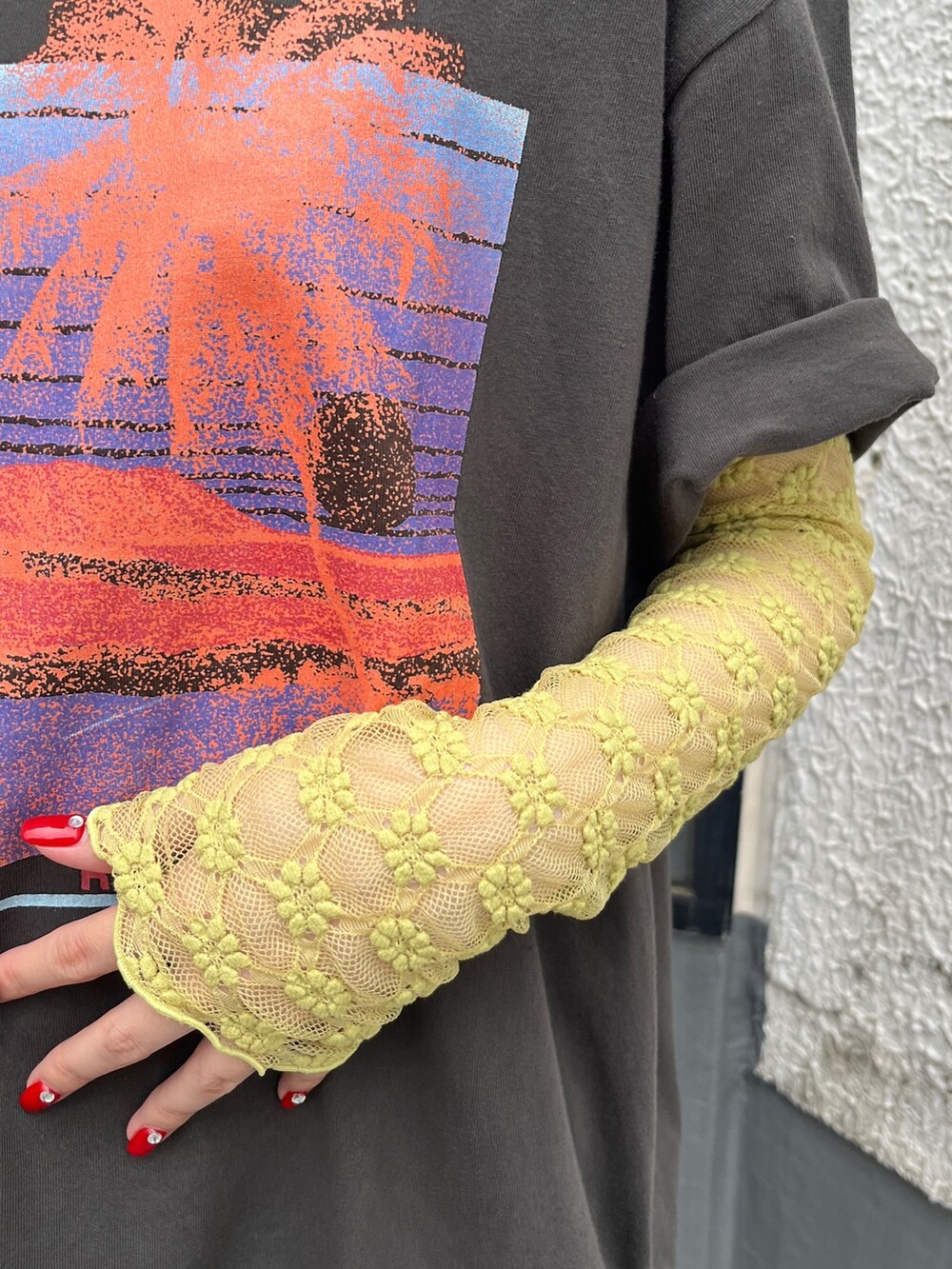 ブラック系のブーツ、イエロー系のTシャツ/カットソー、ブラック系のTシャツ/カットソーを着用したレディースの夏コーディネートの9枚目の写真