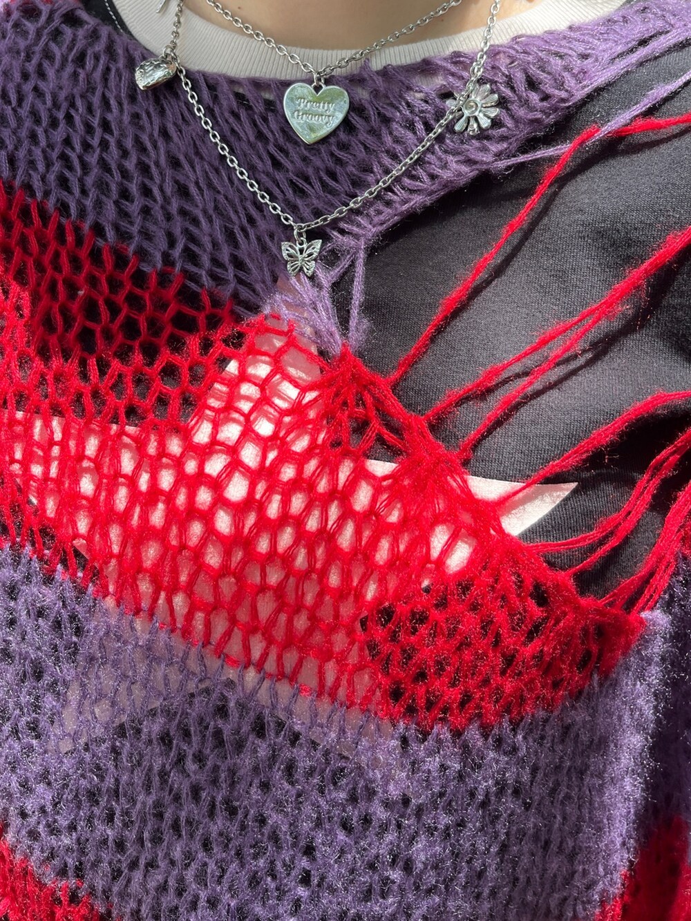 ブラック系のTシャツ/カットソー、ピンク系のその他パンツ、パープル系のニット/セーターを着用したレディースの夏コーディネートの6枚目の写真