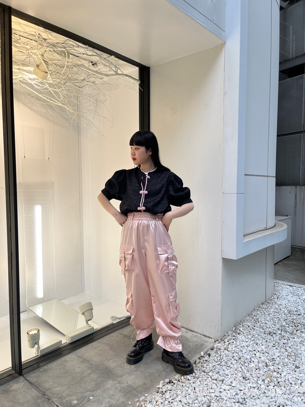 ブラック系のシャツ/ブラウス、ピンク系のカーゴパンツ、ブラック系のその他シューズを着用したレディースの春コーディネートの2枚目の写真