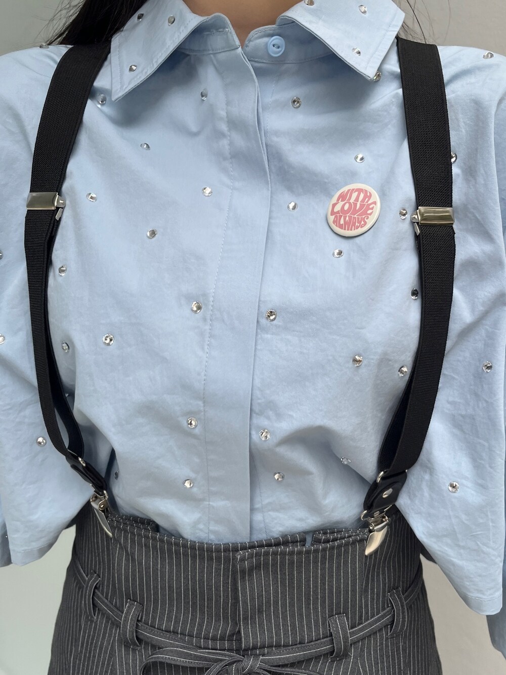 ブルー系のシャツ/ブラウス、ブラック系のその他シューズ、グレー系のその他パンツを着用したレディースの夏コーディネートの5枚目の写真