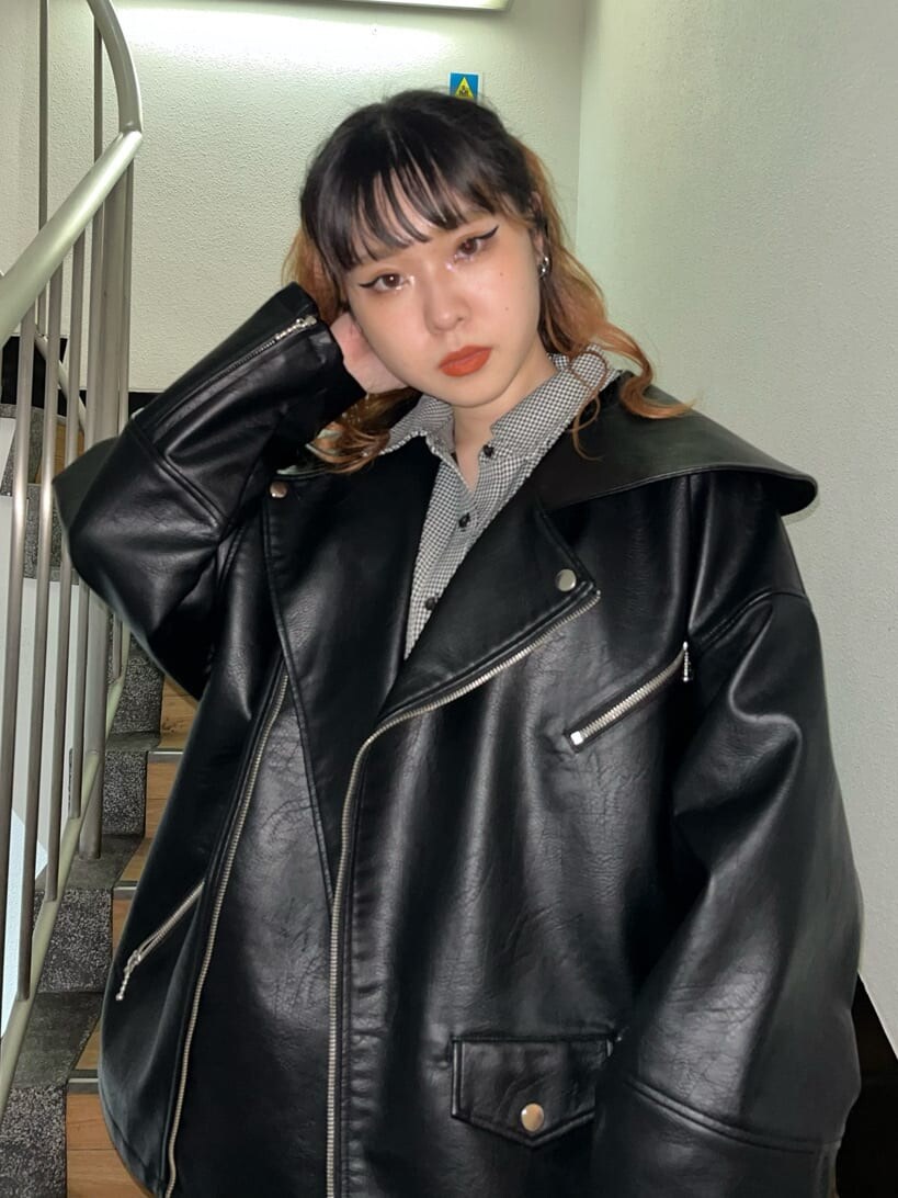 ブラック系のライダースジャケット、その他のワンピースを着用したレディースの秋コーディネートの2枚目の写真