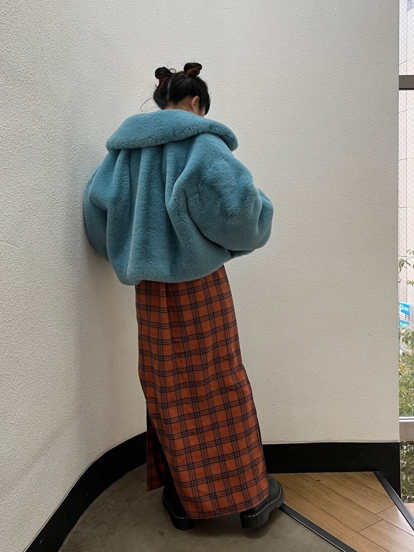 ブルー系のその他アウター、ホワイト系のスウェットを着用したレディースの秋コーディネートの3枚目の写真