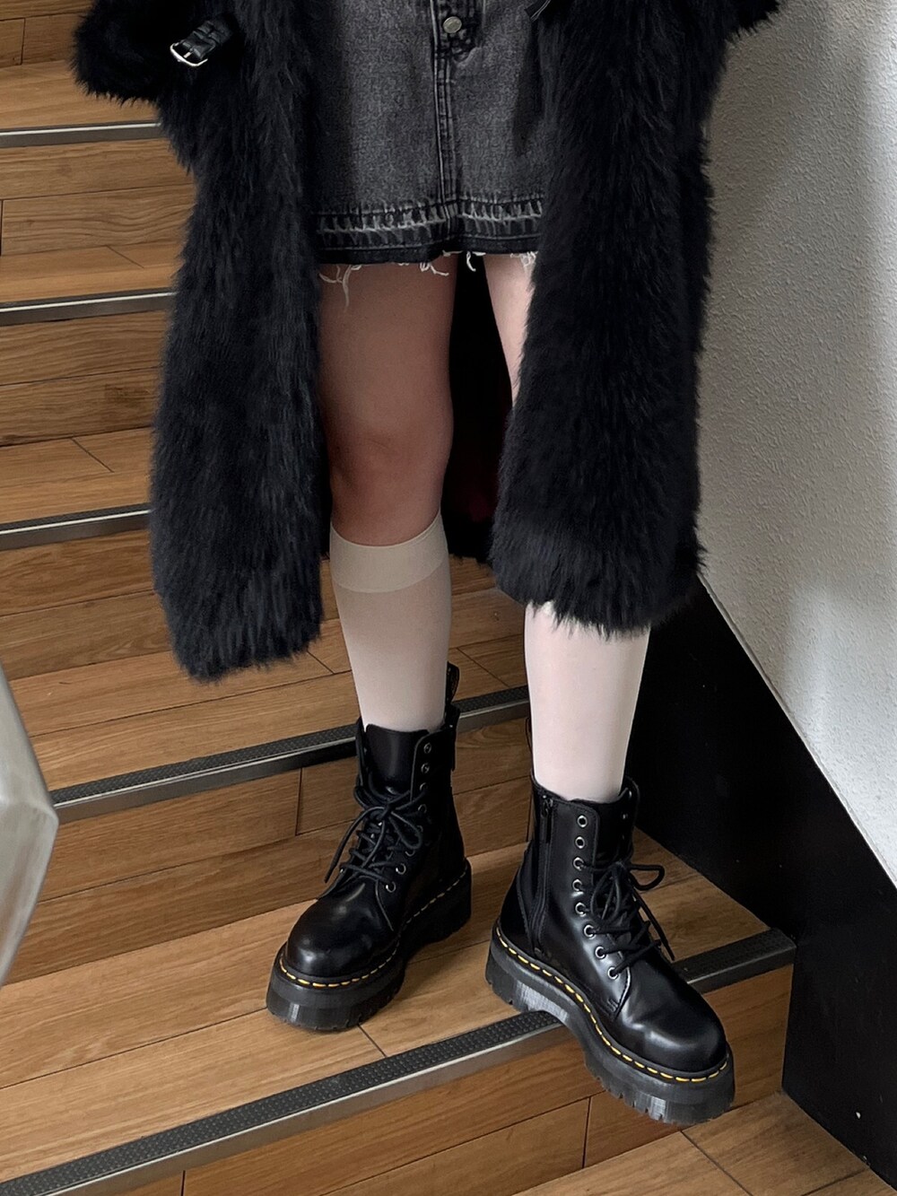 ブルー系のデニムパンツ、グレー系のTシャツ/カットソー、ブラック系のその他アウターを着用したレディースの夏コーディネートの4枚目の写真