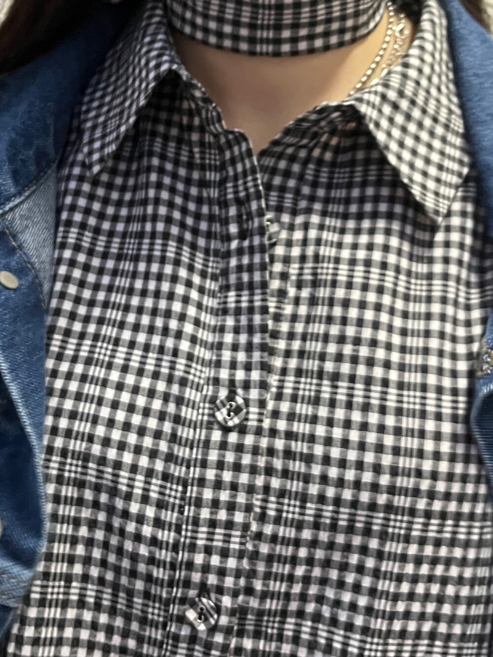 その他のシャツ/ブラウス、ブラック系のブーツ、ブルー系のデニムジャケットを着用したレディースの冬コーディネートの5枚目の写真