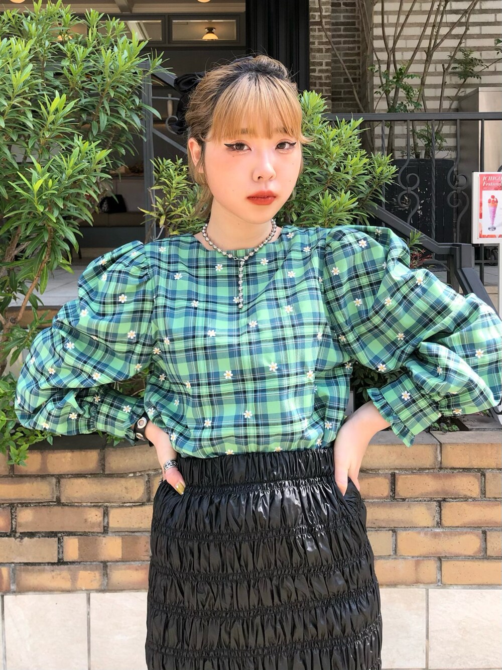 グリーン系のシャツ/ブラウス、ブラック系のスカートを着用したレディースの春コーディネートの3枚目の写真