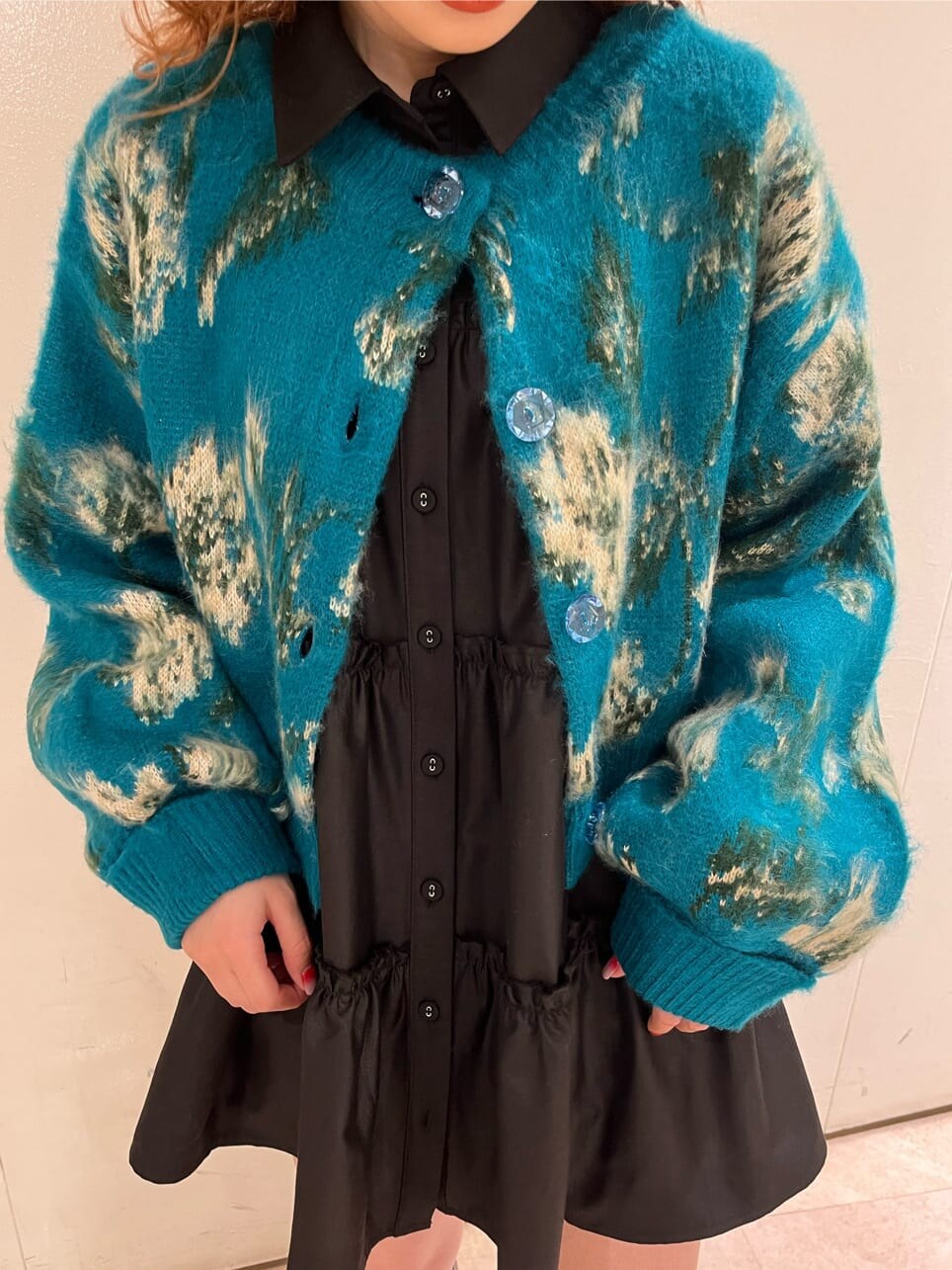 ブルー系のカーディガン/ボレロ、ブラック系のシャツ/ブラウスを着用したレディースの秋コーディネートの4枚目の写真