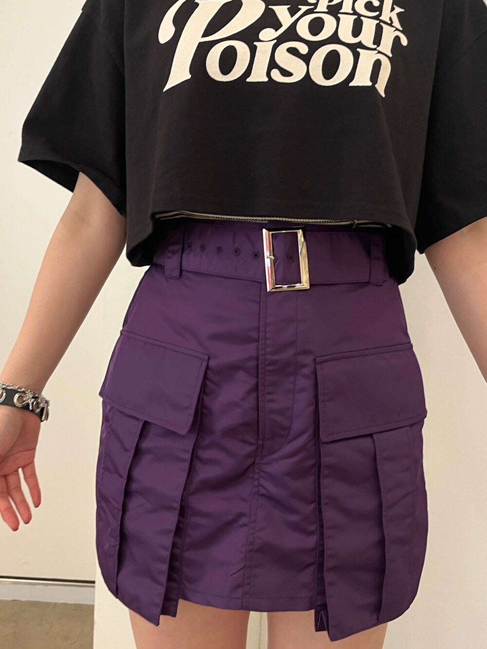 ピンク系のその他パンツ、ブラック系のその他シューズ、ブラック系のTシャツ/カットソーを着用したレディースの夏コーディネートの9枚目の写真