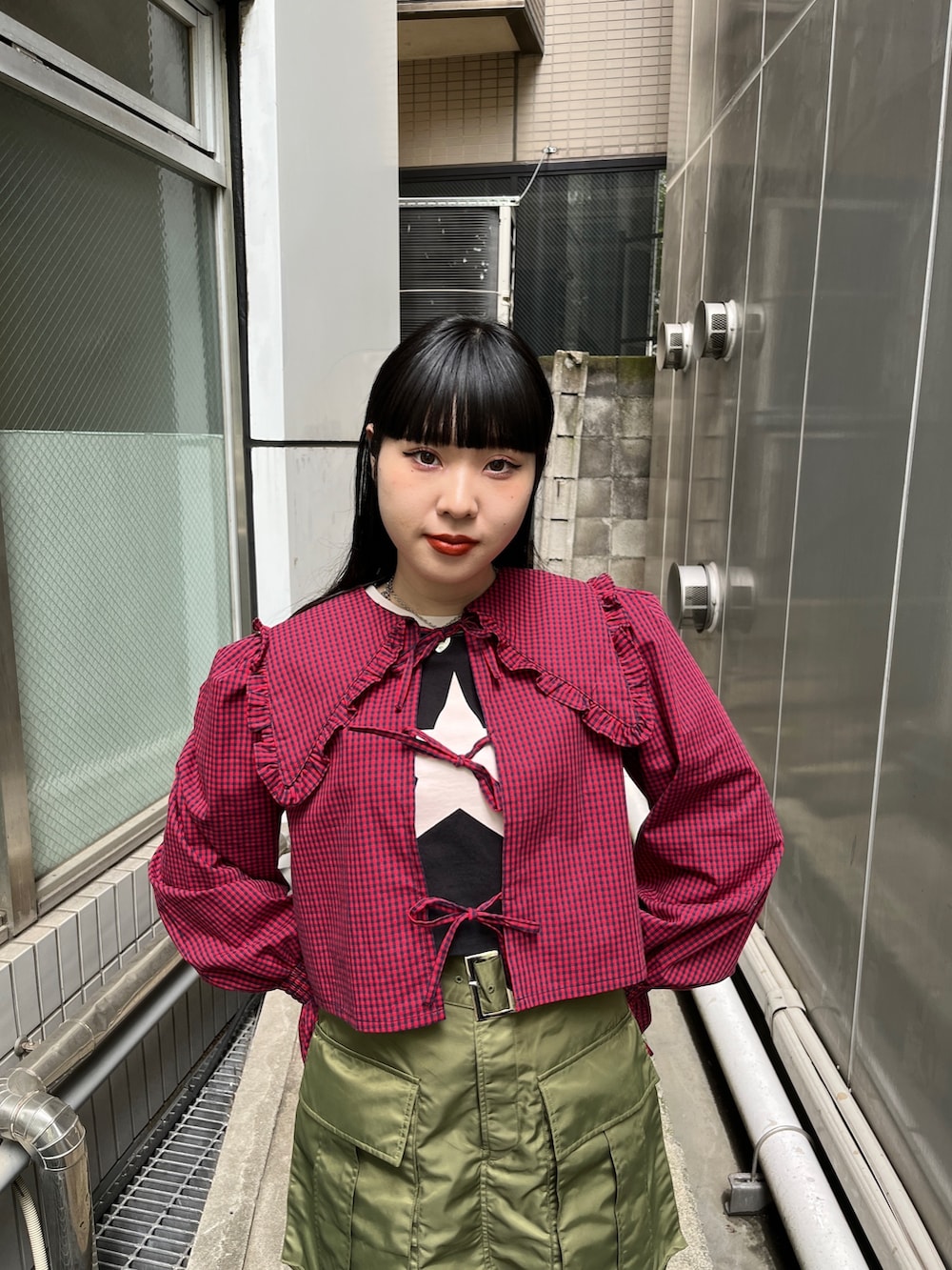 ピンク系のその他パンツ、レッド系のシャツ/ブラウス、ブラック系のTシャツ/カットソーを着用したレディースの夏コーディネートの6枚目の写真