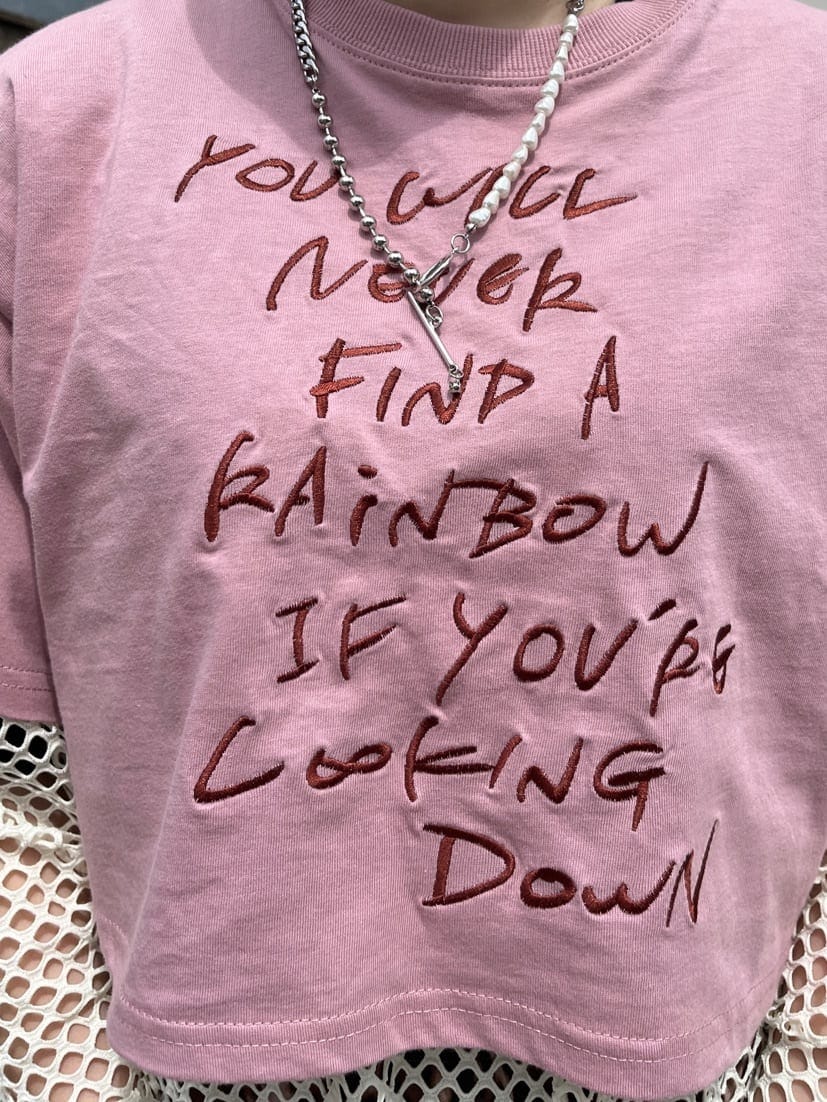 その他のその他パンツ、ホワイト系のTシャツ/カットソー、ブラック系のその他シューズを着用したレディースの春コーディネートの6枚目の写真