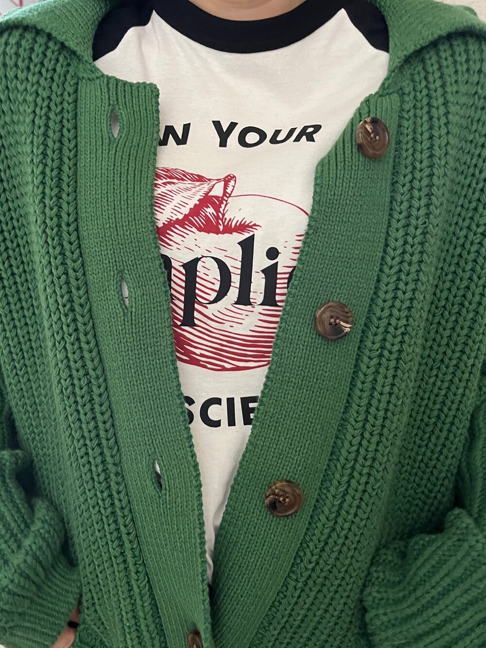 グリーン系のカーディガン/ボレロ、ホワイト系のTシャツ/カットソーを着用したレディースの秋コーディネートの5枚目の写真