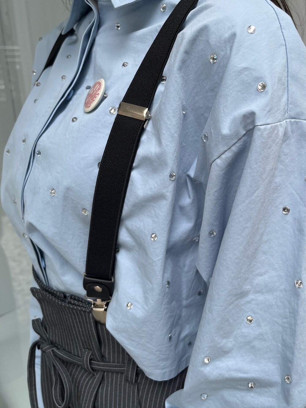 ブルー系のシャツ/ブラウス、ブラック系のその他シューズ、グレー系のその他パンツを着用したレディースの夏コーディネートの6枚目の写真